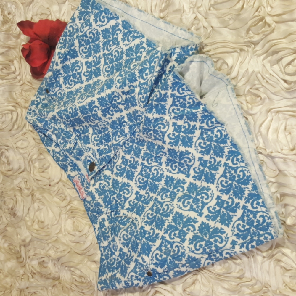 Crystal Vogue Womens Shorts -  Size 16.